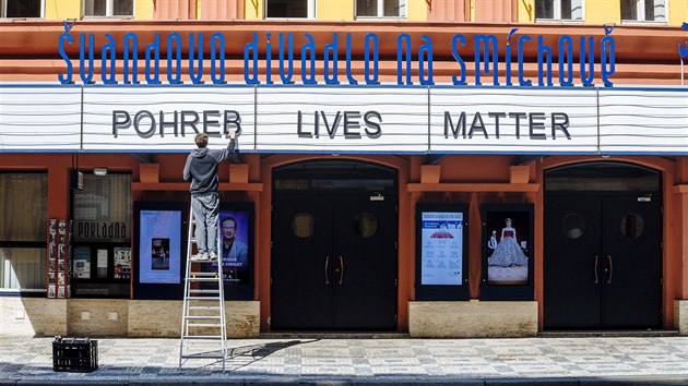 Pražské Švandovo divadlo se připojilo k podpoře amerického hnutí Black Lives Matter. Během pondělního rána nápis vystřídal titul aktuálního představení Pohřeb až zítra (15. června 2020).