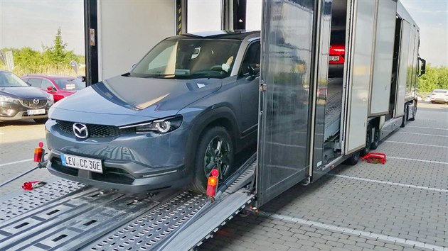 Předprodukční elektromobily Mazda MX-30 dorazily do Prahy.