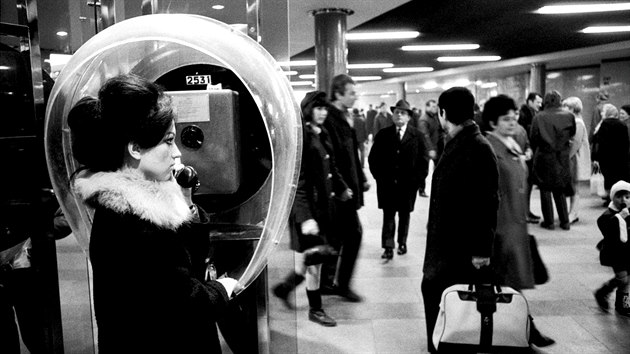 Telefonn� budka v podchodu na V�clavsk�m n�m�st� v Praze (1968)