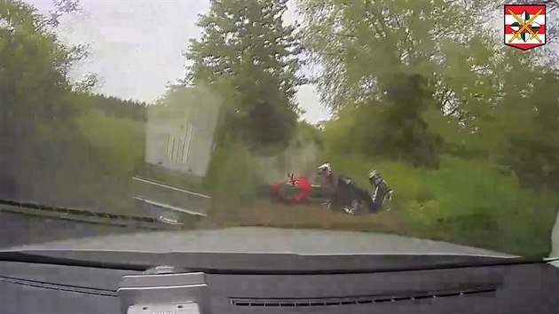 Motorkář dostal při honičce s policií na polní cestě smyk