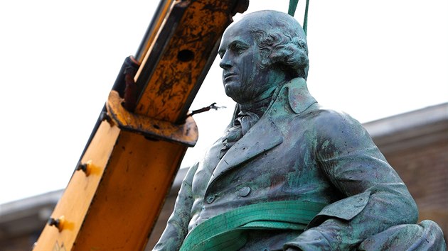 V Londýně úřady odstranily sochu Roberta Milligana, který v 18. století obchodoval s otroky. (9. června 2020)