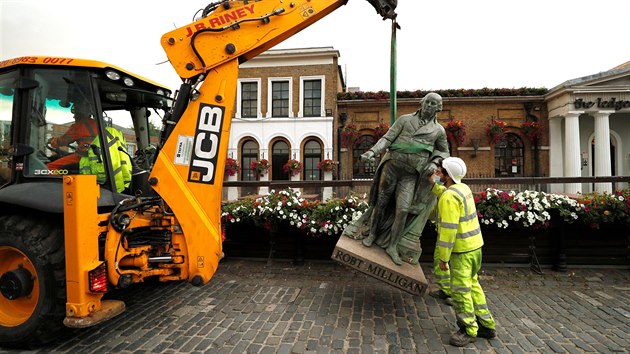 V Londn ady odstranily sochu Roberta Milligana, kter v 18. stolet obchodoval s otroky. (9. ervna 2020)