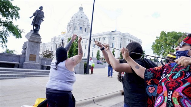 Odstraovn sochy objevitele Ameriky Krytofa Kolumba ve mst Saint Paul ve stt Minnesota. (10. ervna 2020)