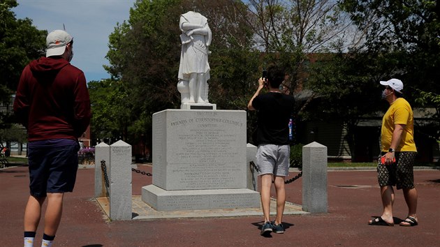 V Bostonu soe Krytofa Kolumba zniili hlavu bhem rasovch nepokoj. (10. ervna 2020)