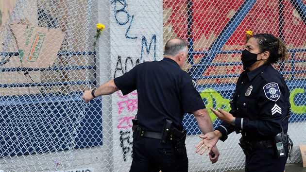 Policist odstrauj drtn plot ped mstn policejn stanic v Seattlu. Po staen policie zde demonstranti ustanovili autonomn znu. (11. ervna 2020)