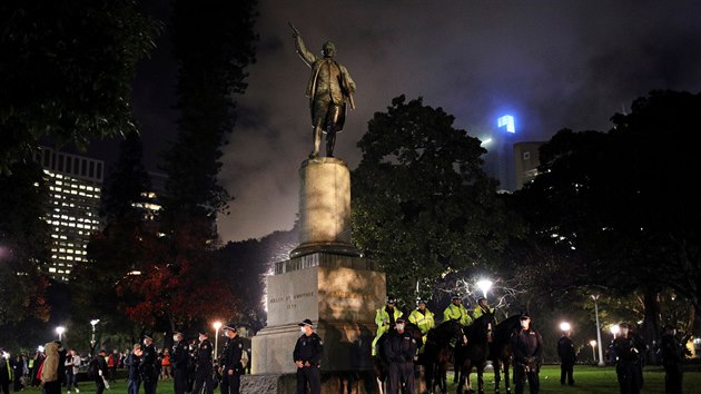 Policist v Sidney dohl na astnky nepovolenho protestu proti rasismu a policejnmu nsil. (12. 
ervna 2020).