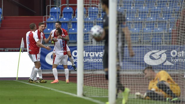 Slvistit fotbalist oslavuj Nicolaeho Stancia, rumunskho zlonka, kter je v utkn proti Banku Ostrava poslal do veden.