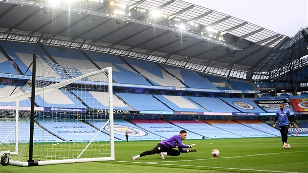 Brank Manchester City Ederson pi rozcvice ped utknm proti Arsenalu.