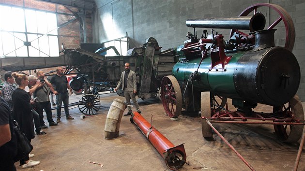 Ředitel ostravské pobočky Národního zemědělského muzea Ivan Berger ukazuje funkční parní lokomobilu z roku 1913. (11. června 2020)