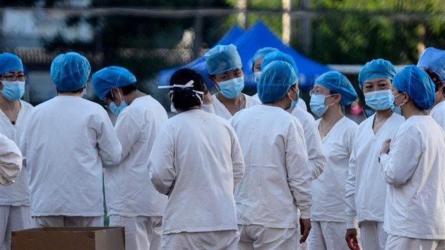 Na trhu Sin-fa-ti v Pekingu se objevily nov lokln ppady koronaviru. Obyvatel okolnch tvrt proto musej na testy, pokud na trhu v posledn dob byli. (14. ervna 2020)