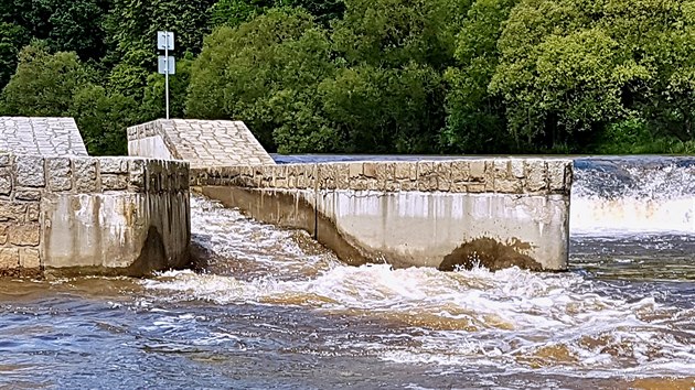 Vltavou v t�chto dnech prot�k� v�ce vody ne� je b�n�. Mohou za to de�t� z uplynul�ch dn�. Na sn�mku je jez ve Zlat� Korun�.