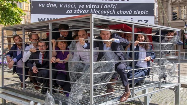 Do kampan� M�s�c v kleci na podporu z�kazu klecov�ch chov� slepic se zapojili i poslanci Pir�tsk� strany. Nechali se zav��t do klece na Malostransk�m n�m�st� v Praze nedaleko Sn�movny.