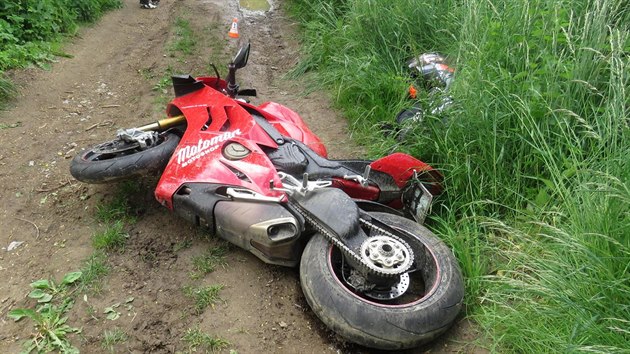 Motorkář, který se spolujezdkyní ujížděl na Blanensku policistům, havaroval na polní cestě.