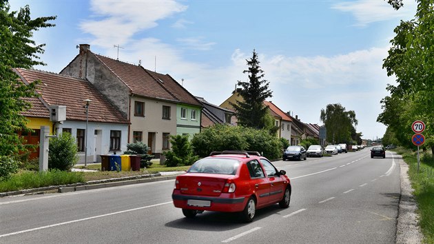 Za jedno z nejzákeřnějších měření na jižní Moravě je mezi řidiči označováno to v Holasicích.
Radar ve směru z obce je na dohled značky povolující rychlost 70 kilometrů v hodině v místě,
kde řada řidičů zrychluje.