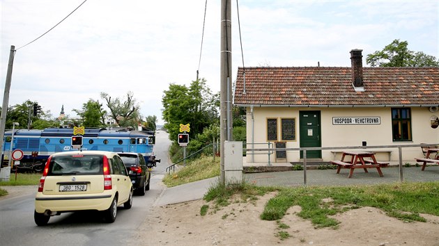 S modernizací tratě z Brna do Zastávky, jak ji naplánovala Správa železnic, nesouhlasí majitelé nádražní hospody Vechtrovna v nedalekém Troubsku.