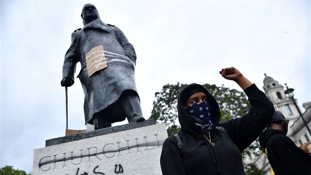 Demonstranti posprejovali sochu Winstona Churchilla na nmst u sdla britskho parlamentu. (7. ervna 2020)