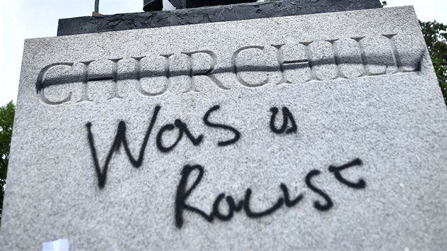Demonstranti posprejovali sochu Winstona Churchilla na náměstí u sídla britského parlamentu. Na sochu také připevnili ceduli s protestním heslem. (7. června 2020)
