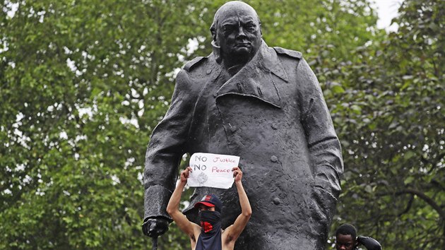 Demonstranti ped sochou Winstona Churchilla na nmst u sdla britskho parlamentu. (4. ervna 2020)