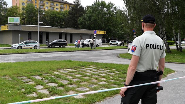 Policie dopadla tonka, kter napadl pt lid v prostorch zkladn koly ve Vrtkch na Slovensku. (11. ervna 2020)