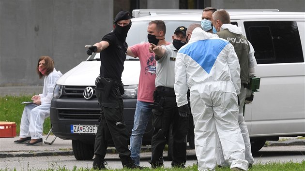 Policie dopadla tonka, kter napadl pt lid v prostorch zkladn koly ve Vrtkch na Slovensku. (11. ervna 2020)