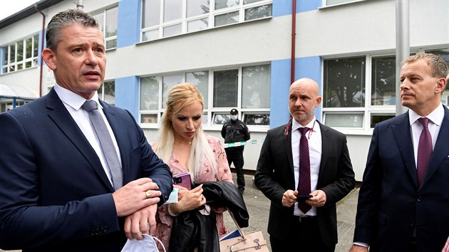 Slovenský ministr vnitra Roman Mikulec, předseda parlamentu Boris Kollár a ministr školství Branislav Gröhling přijeli vyjádřit svou lítost nad událostmi ve Vrútkách. (11. června 2020)