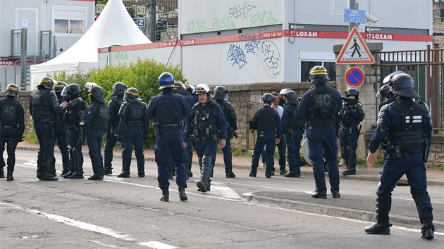 Policie dohl na podek po tiskov konferenci pedsedkyn krajn pravicov strany Nrodn shromdn Marine Le Penov.  (16. ervna 2020)