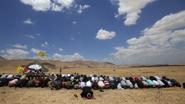 Palestinci se modl bhem protestu proti izraelskmu plnu anexe dol Jordnu. (19. ervna 2020)