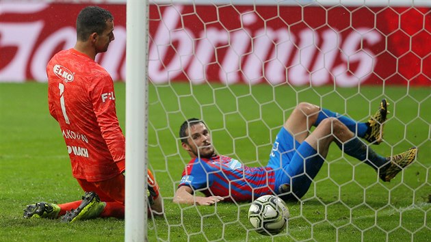 Plzeňský Milan Havel střílí gól do sítě zlínského brankáře Rakovana.