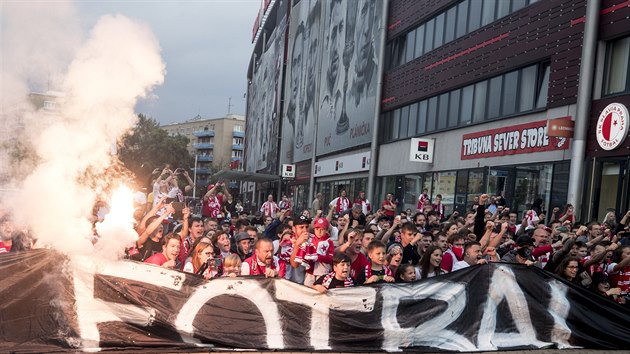 Slvistit fanouci ped stadionem v Edenu po vhe nad Zlnem.