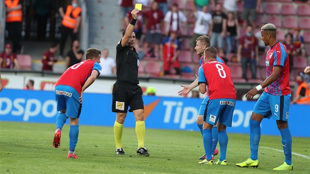 Rozhod Pechanec napomn plzeskho obrnce Davida Limberskho a odpskal penaltu za jeho faul na sparana Kozka.