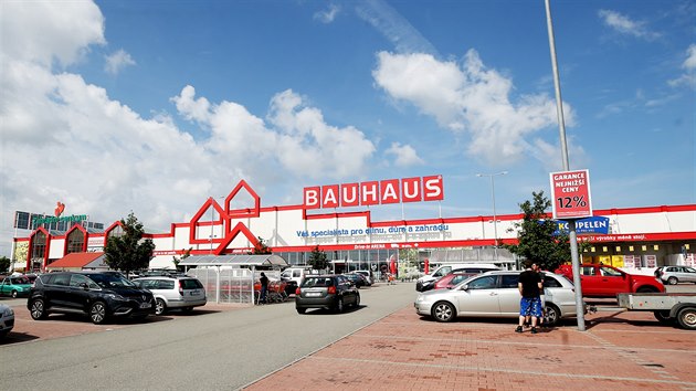 V nvrhu zemnho plnu u architekti potaj s tm, e na parcele, kde dnes lid najdou hobbymarket Bauhaus, bude velk nkupn centrum stt.