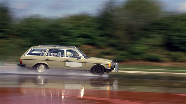U Bosche se jednoduchý předchůdce stabilizačního systému zkoušel už v 80. letech na mercedesu řady 123.