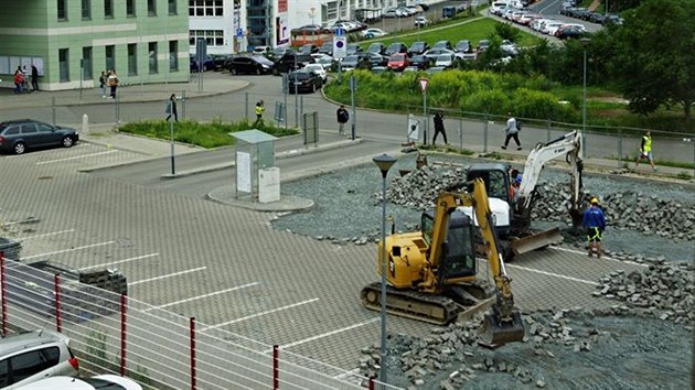 Kvli budovn parkovacho domu zniily bagry nedvno postaven parkovit.