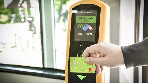 V brněnské MHD stačí přiložit platební kartu a člověk má nakoupenou jízdenku.
