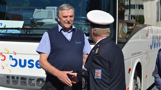 S tmto autobusem jezd Robert Duek rok a pl. Te ho zdob i plaketa s npisem 2 000 000 km bez nehody. A k spchu mu blahopli zstupci SAD autobusy esk Budjovice i Policie esk republiky.