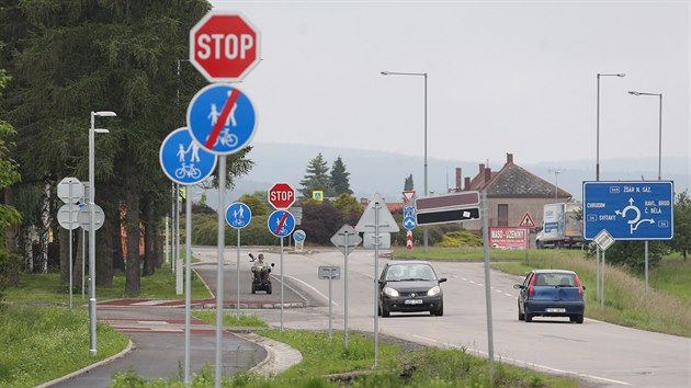 Nový úsek cyklostezky ve Ždírci nad Doubravou je značkami s přikázaným povelem k zastavení doslova posetý.