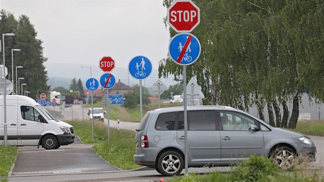 Cyklostezka je rozkouskovan. Pechz pes mstn komunikace a vjezdy do arel firem. Toto ken je mn pehledn, proto je tu znaka STOP. Cyklista mus zastavit a rozhldnout se, vysvtluje dreck starosta Bohumr Nikl.