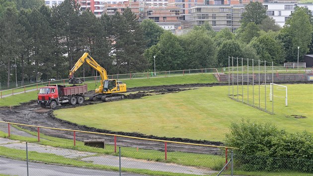 Po ticeti letech se obnovy dokaj ob fotbalov hit i atletick ovl pelhimovskho sportovit v Ndran ulici.