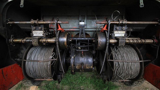 „Na každém ze dvou navijáků je až tisíc metrů lana,“ představuje stroj pro roztahování kluzáků František Prosecký.