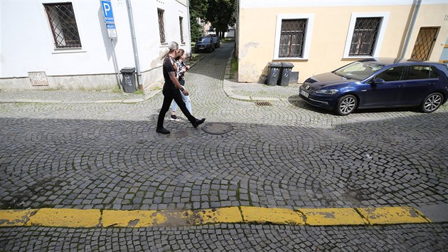 V historickm centru Jihlavy se objevily lut ry. Oznauj msta, kde je zakzno stn vozidel. Architekta a zastupitele ODS Jaroslava Huka, kter v pamtkov zn bydl i pracuje, novinka nemile pekvapila.