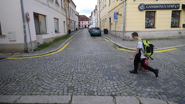 V historickém centru Jihlavy se objevily žluté čáry. Označují místa, kde je zakázáno stání vozidel. Architekta a zastupitele ODS Jaroslava Huňáčka, který v památkové zóně bydlí i pracuje, novinka nemile překvapila.