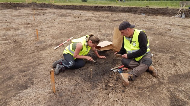 Mimořádný objev se podařil archeologům v Modlanech. Při tzv. záchranném průzkumu, který provádějí kvůli výstavbě nové hasičské zbrojnice, nalezli asi 40 centimetrů pod povrchem půdy pravěké sídliště.
