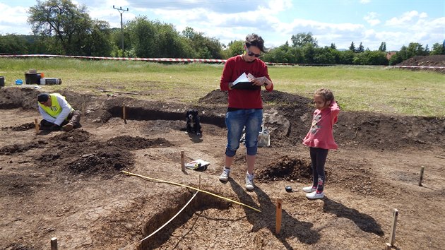 Archeologov v Modlanech narazili na pozstatky po nadzemnch klovch konstrukcch dom, kter se projevuj kulovmi i sloupovmi jamkami, ale i na velk odpadn jmy, kter pvodn slouily k tb hlny.