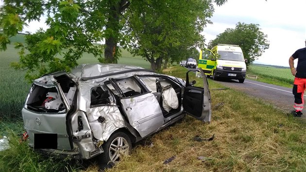 U Vrbic na Litomicku narazilo auto do stromu. Dva lid nepeili, dal je zrann.