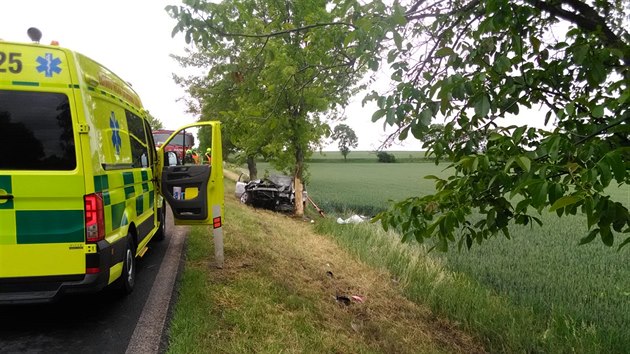 U Vrbic na Litomicku narazilo auto do stromu. Dva lid nepeili, dal je zrann.