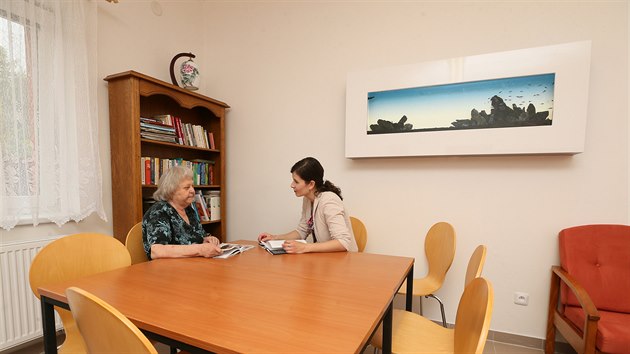 Denní místnost Sociálně psychiatrického centra Sluníčko v Litoměřicích. Na snímku Miloslava Tůmová (vlevo) a Aneta Tínková z centra.