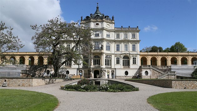 Z�mek Ploskovice stoj� ve stejnojmenn� obci v okrese Litom��ice v �steck�m kraji asi �est kilometr� v�chodn� od Litom��ic.