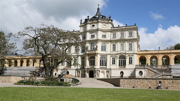 V polovině 19. století se stal zámek v Ploskovicích soukromou rezidencí císaře Ferdinanda V. Habsburského. Při této příležitosti byl zámek zvýšen o patro a celkově upraven.