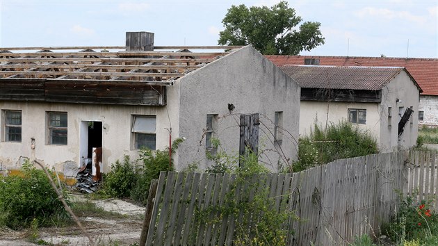 Mstn nejen z Vrbky, ale i z okolnch obc maj obavy z hluku, dopravn zte a hlavn ze zpachu. Cel provoz je toti navren jako celorotov ustjen, pod kterm jsou takzvan kejdov vany.