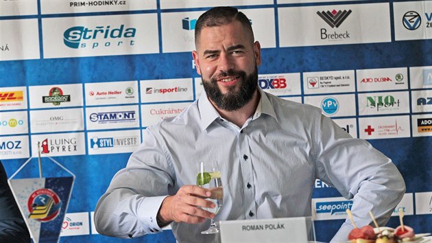 Roman Polk na tiskov konferenci hokejovch Vtkovic.